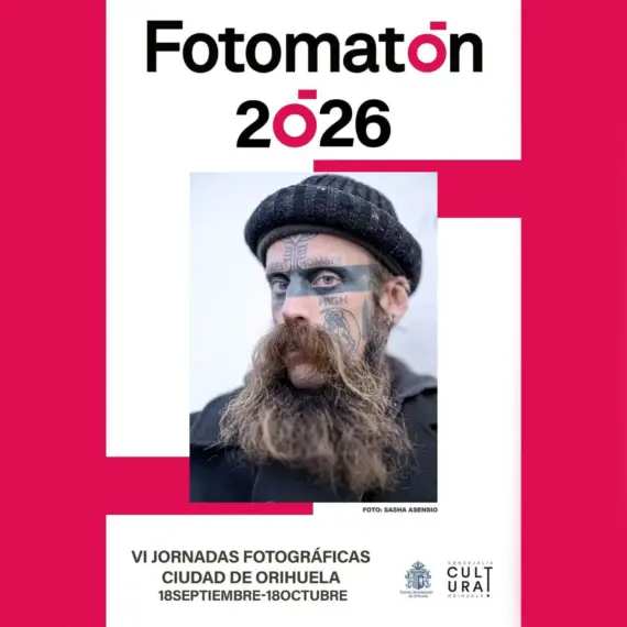 Retrato de hombre con gorro, barba larga y tatuajes faciales, foto de Sasha Asensio, cartel Fotomatón 2026 de las Jornadas Fotográficas de Orihuela