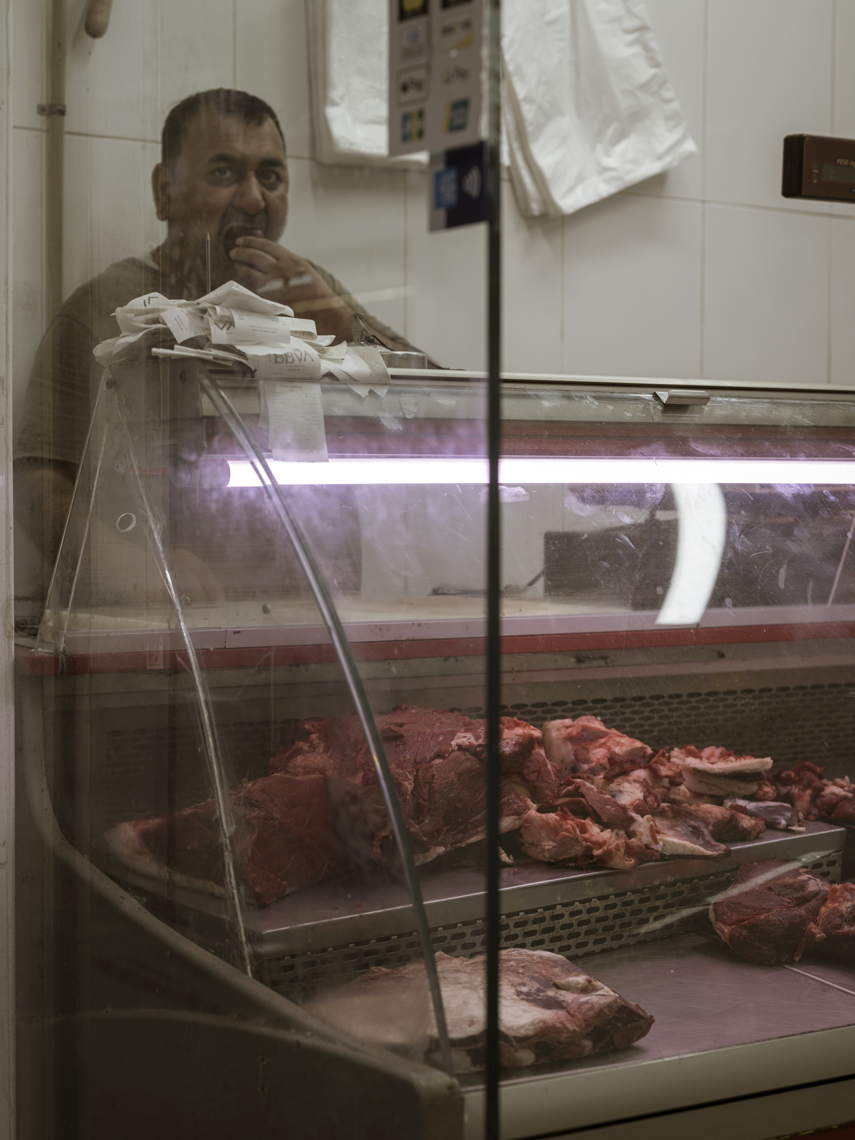 Carnicero y su carnicería en el Raval
