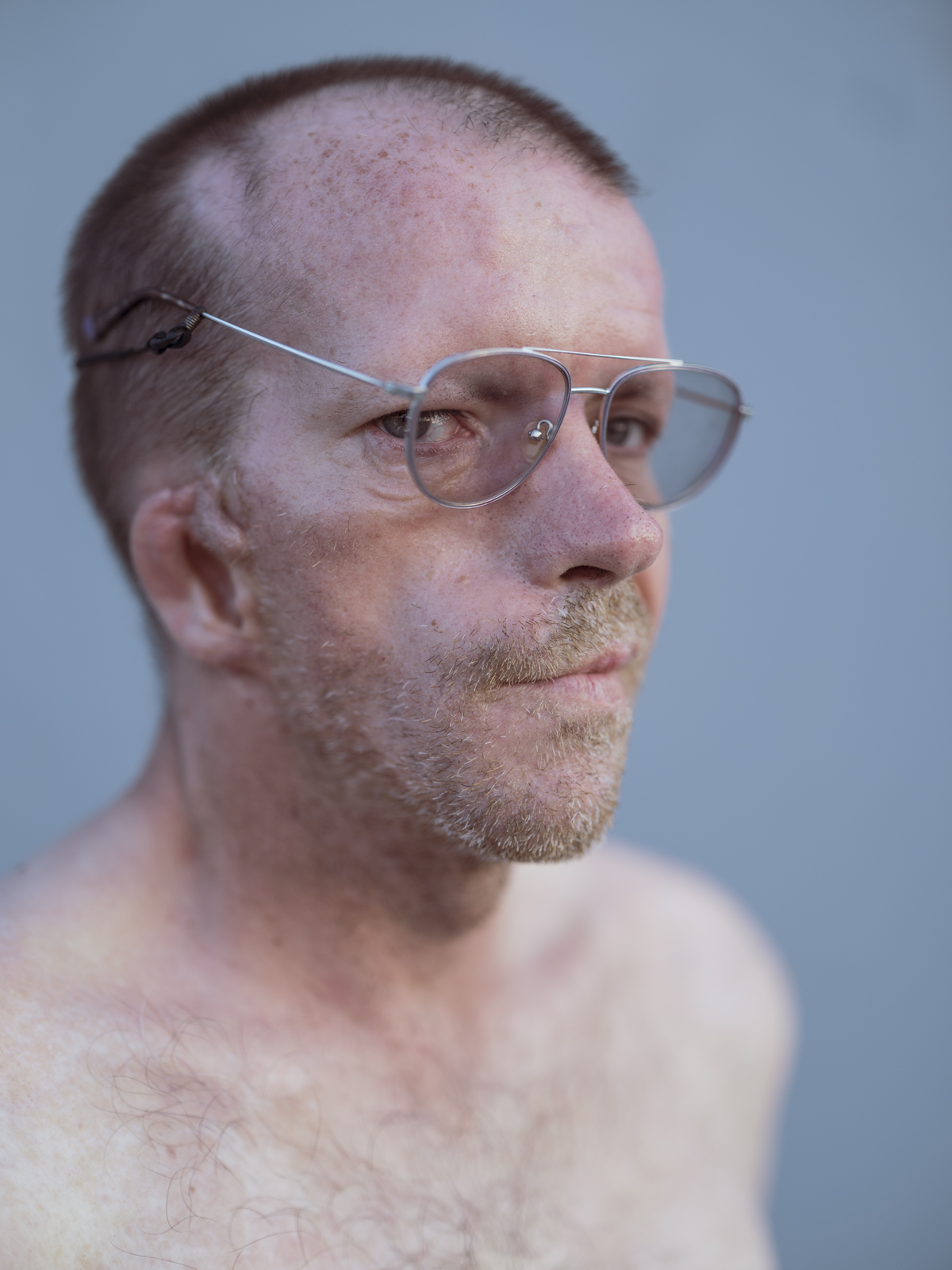 Retrato de hombre con gafas de aviador