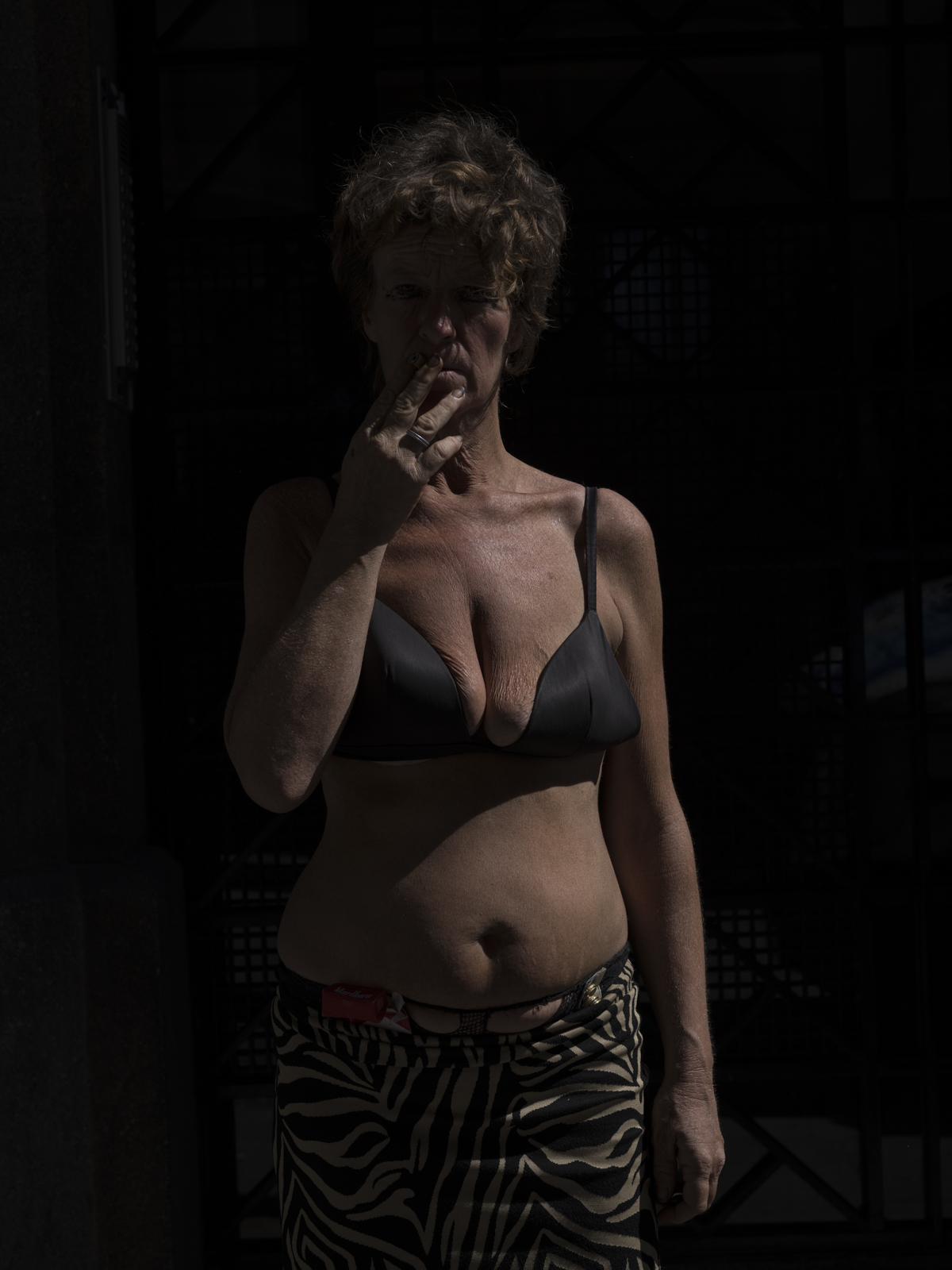 Retrato de mujer fumando de frente
